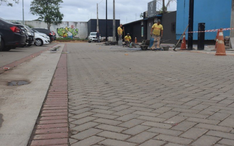 Calçamento da rua entre a praça e a Câmara de Vereadores já está concluído 