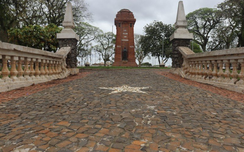 Mosaico com pedras portuguesas já foi recolocado na Praça do Imigrante