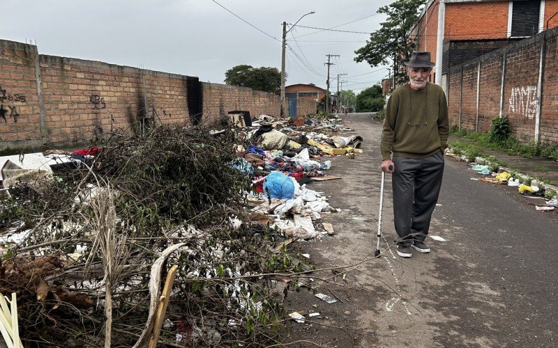 Aposentado Raul Ramos Cardoso conta os desafios enfrentados pelos moradores com lixão a céu aberto na Rua Juarez | abc+