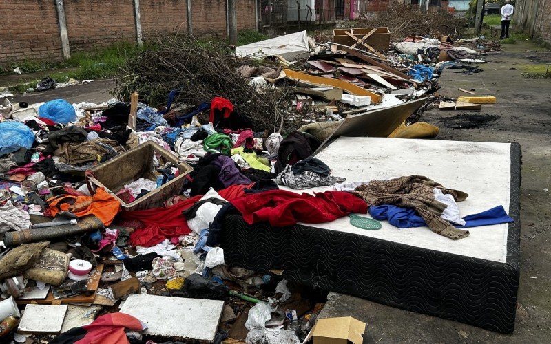 Lixão a céu aberto na Rua Juarez incomoda moradores do bairro Canudos