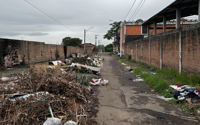 Lixão a céu aberto na Rua Juarez incomoda moradores do bairro Canudos