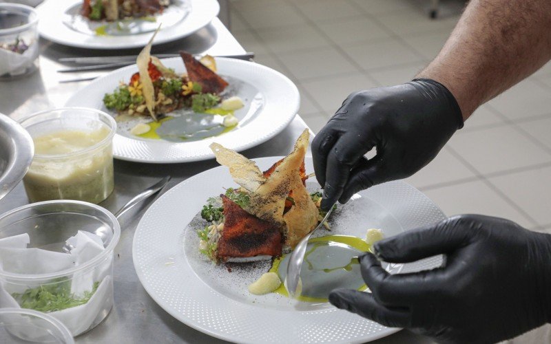 14 chefs e cozinheiros disputam concurso Melhor Chef do Festival de Gastronomia