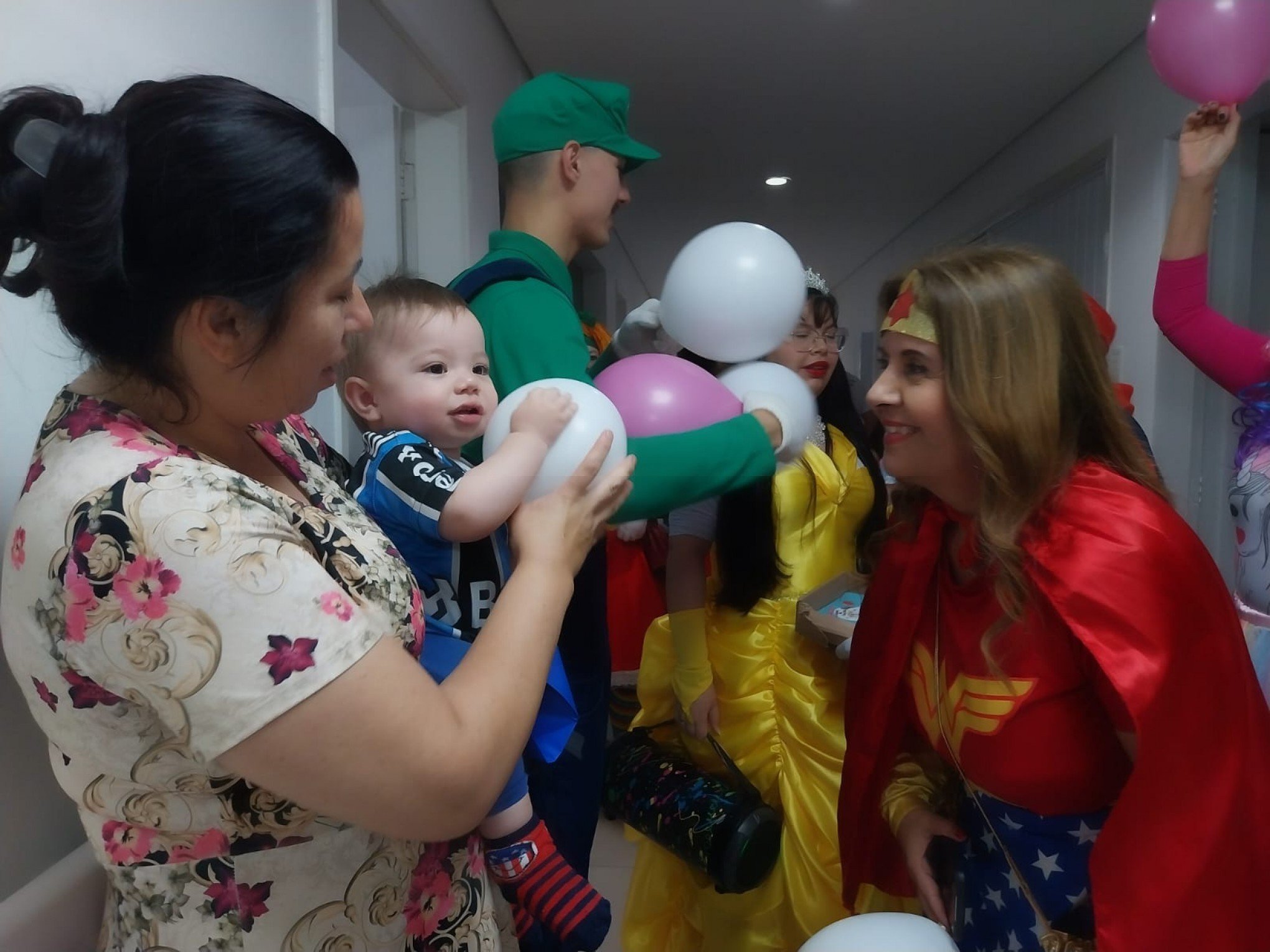 VÍDEO: Mulher Maravilha, Branca de Neve e outros personagens encantam pacientes em hospital da região