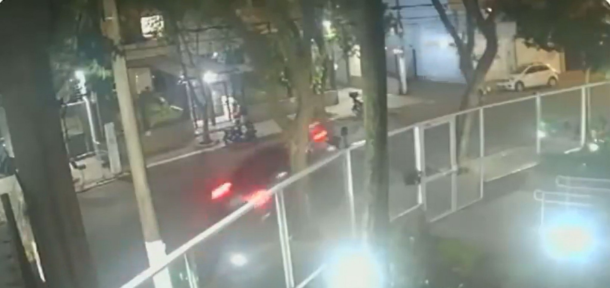 VÍDEO: Câmera de segurança flaga momento em que vítima reage a assalto e atropela criminoso