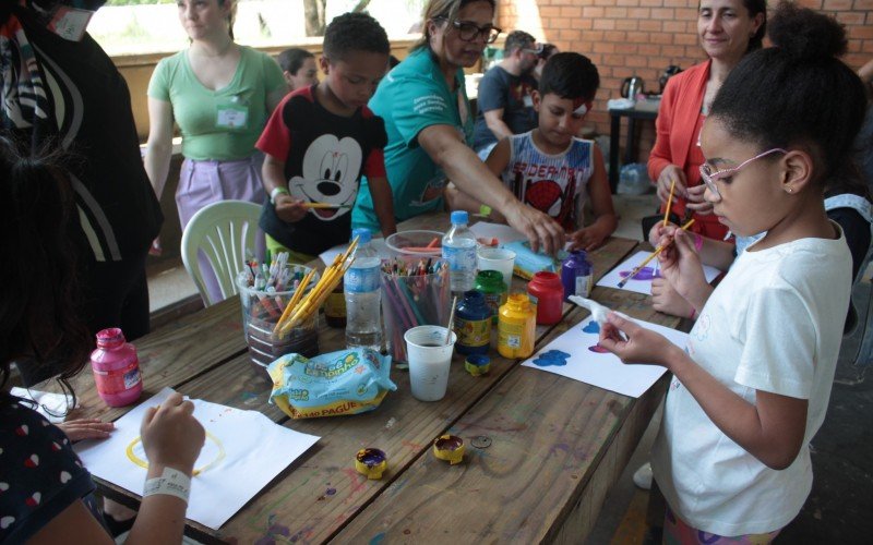 Iniciativa de projeto social ofereceu atividades lúdicas, pintura de rosto e cachorro-quente neste sábado (12)