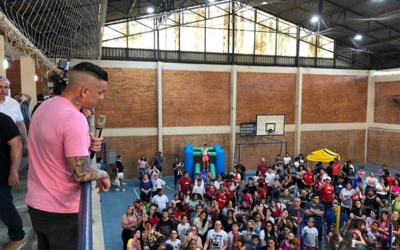 D'Alessandro discursou na quadra de esportes da escola neste sábado (12)