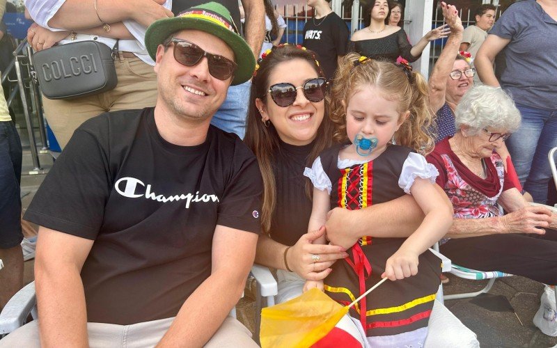 Casal Alex e Patrícia da Veiga acompanharam o desfile com a pequena Clara. | abc+