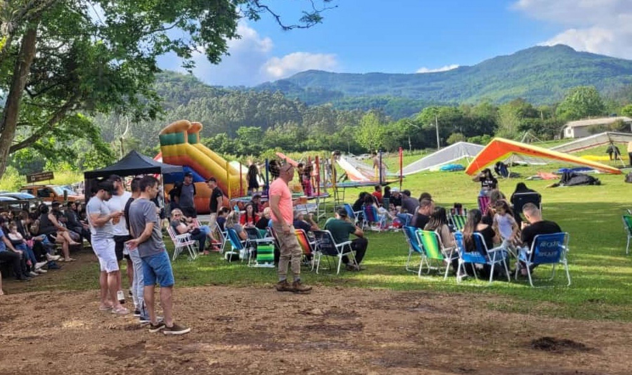 Festival de voo livre colore os céus da região; saiba mais