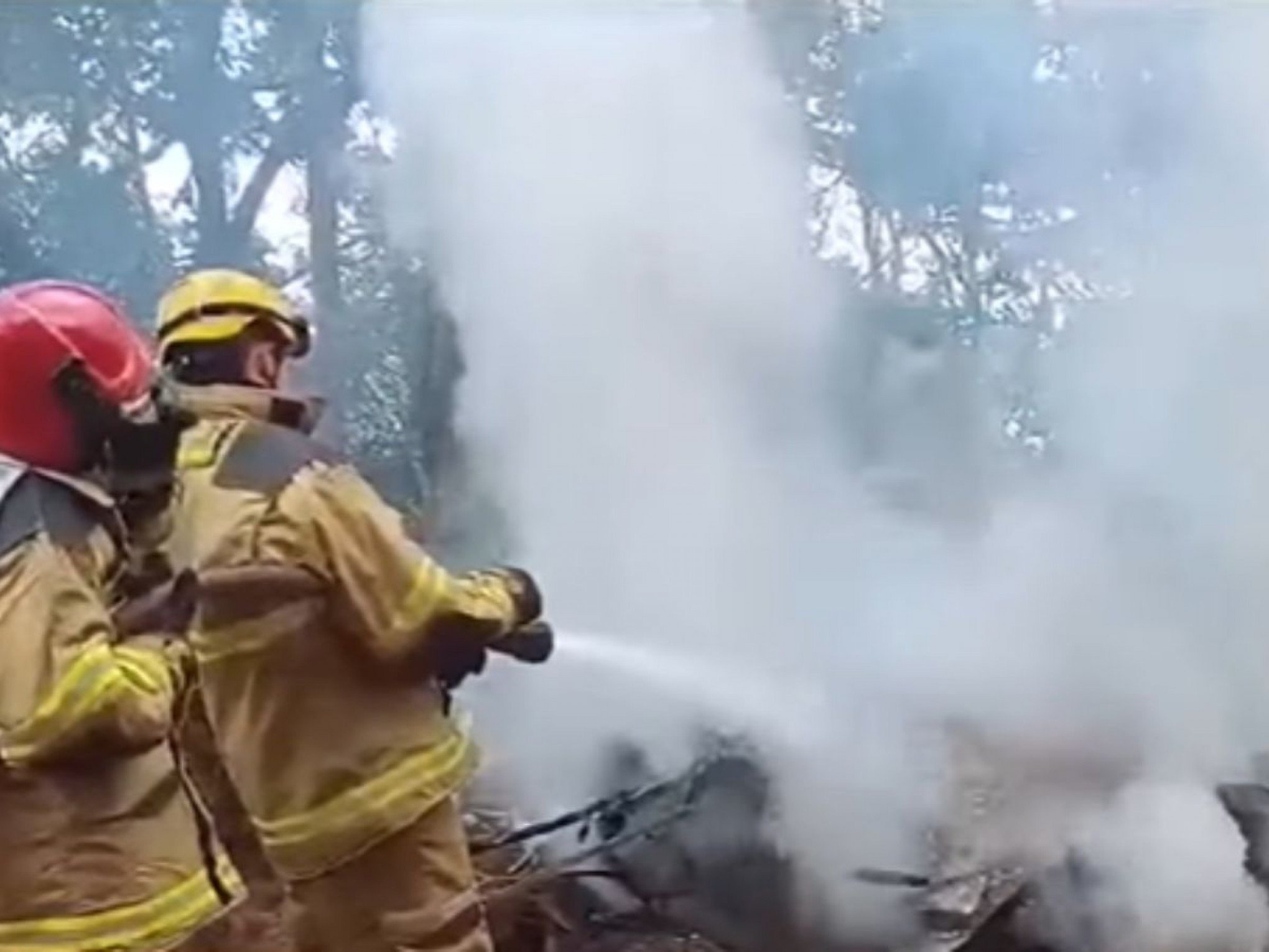 Seis morrem após helicóptero do Corpo de Bombeiros cair durante operação de resgate