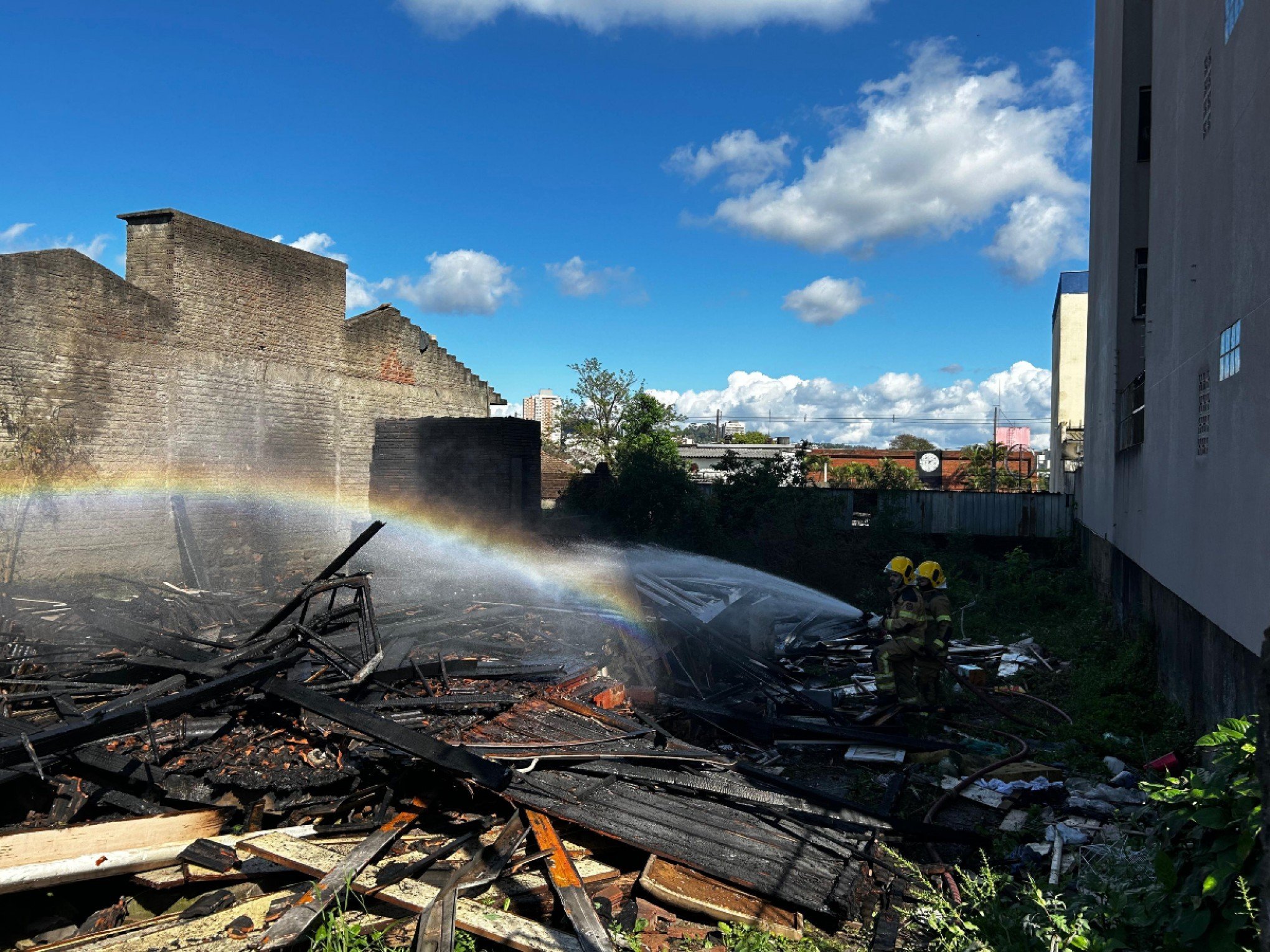 VÍDEO: Casa é totalmente destruída por incêndio na área central de Novo Hamburgo