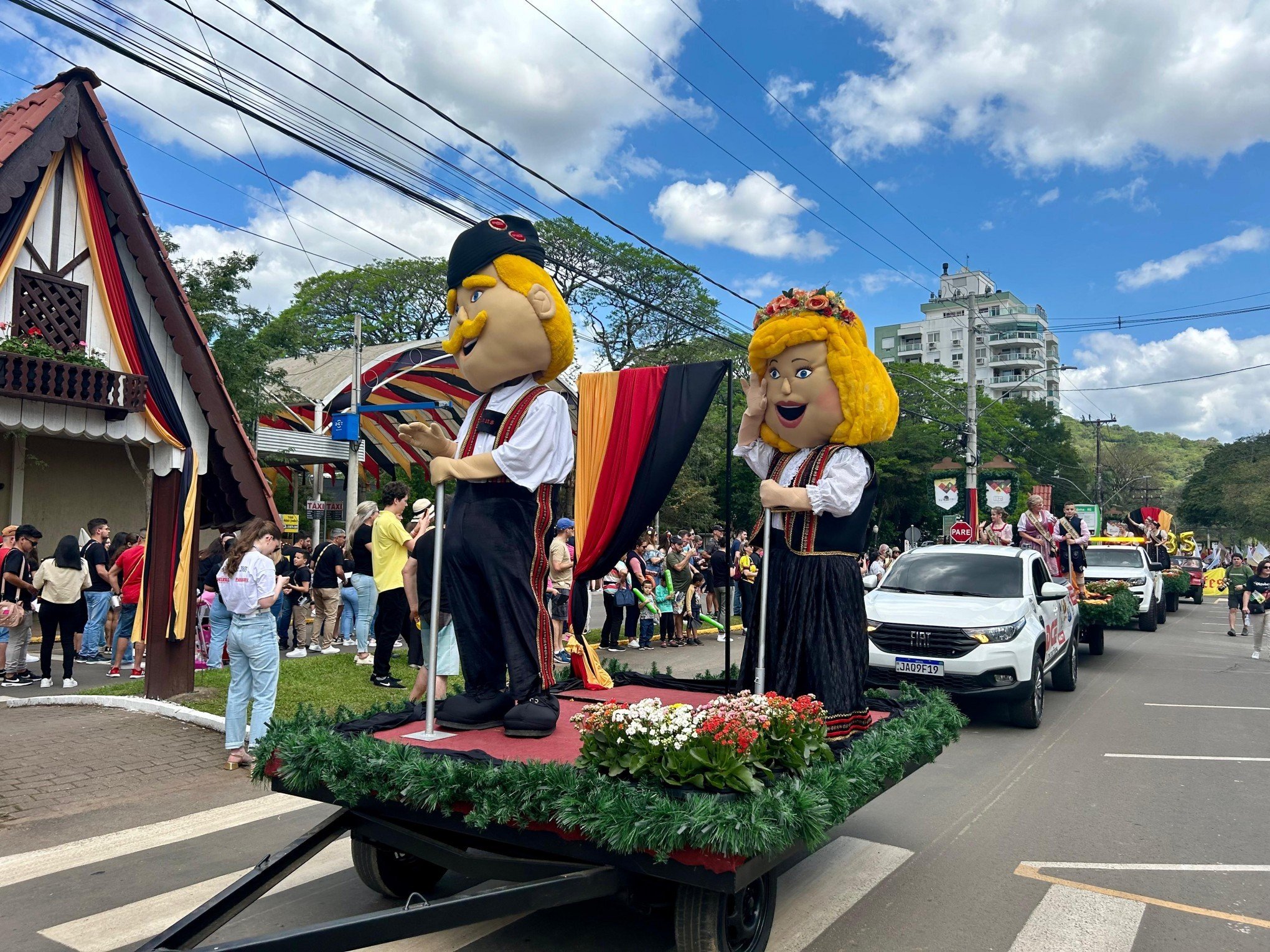 OKTOBERFEST: Desfile oficial anima público no primeiro final de semana de festa em Igrejinha