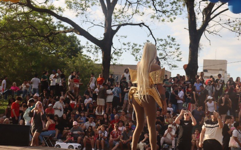 12ª Tarde da Diversidade leva multidão à Praça da Biblioteca, em São Leopoldo