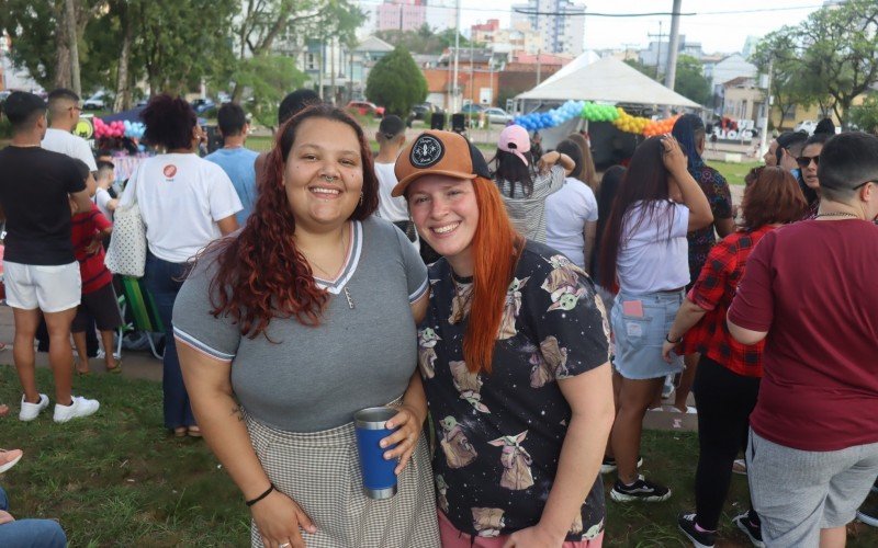 Becka e Cristina fazem parte de um grupo de apoio para pessoas LGBT e vieram juntas para o evento