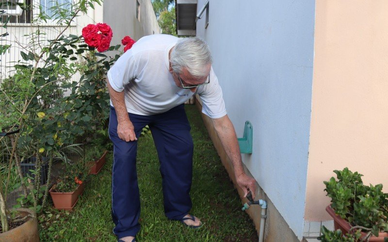 Orlando Schmitt, 75, abre a torneira, mas "nem vento" sai