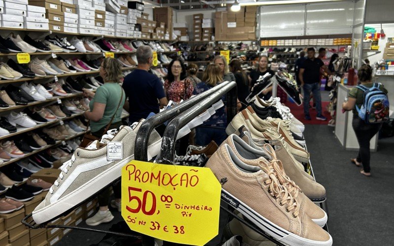 Público aproveita liquidações nas últimas horas da Loucura por Sapatos