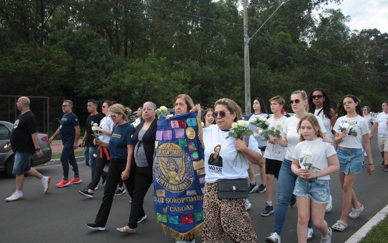 Manifestação reuniu cerca de 150 pessoas neste domingo