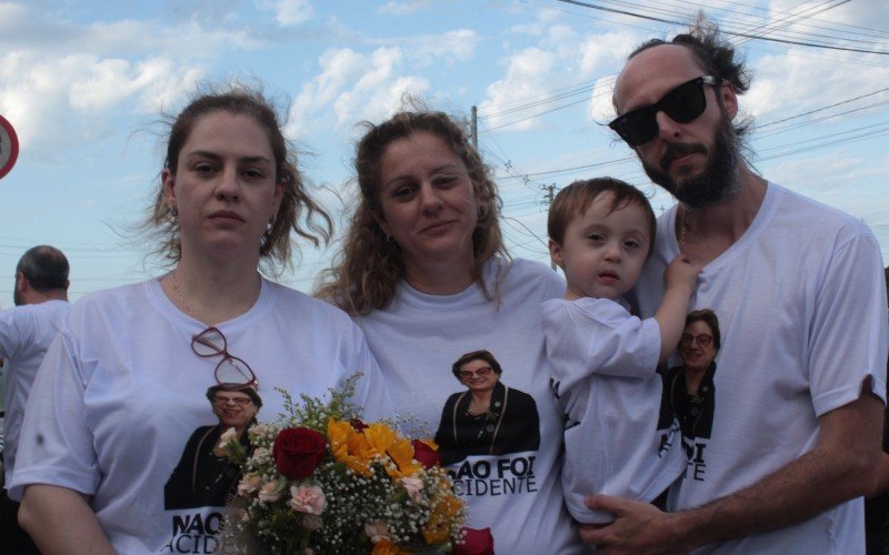 Filhos de Carmen, Karina (à esquerda), Caroline e Maurício