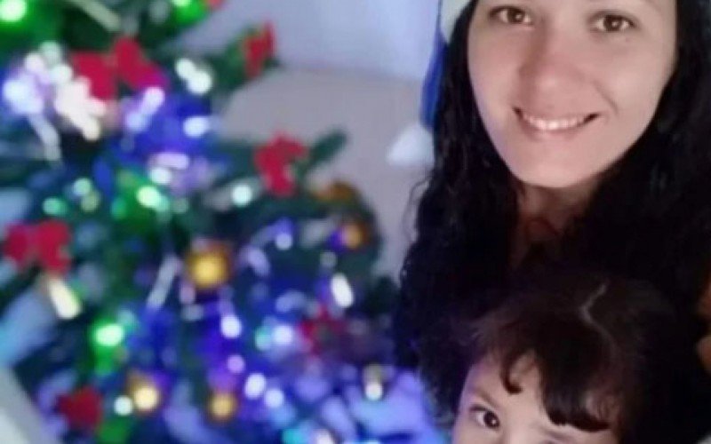 Kauana e a filha Anna moravam sozinhas em quitinete | abc+