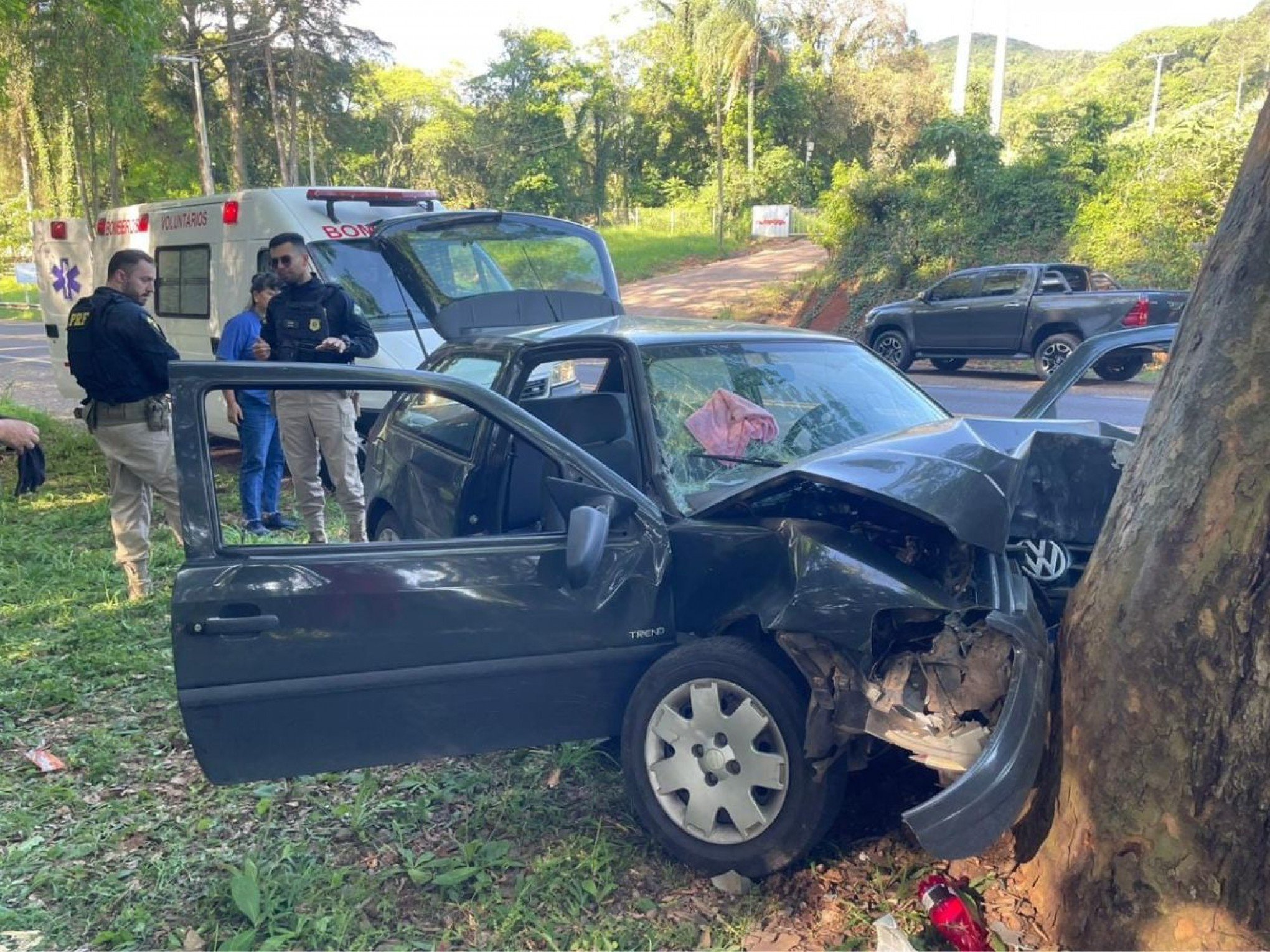 BR-116: Três pessoas ficam feridas após carro sair da pista e colidir contra árvore