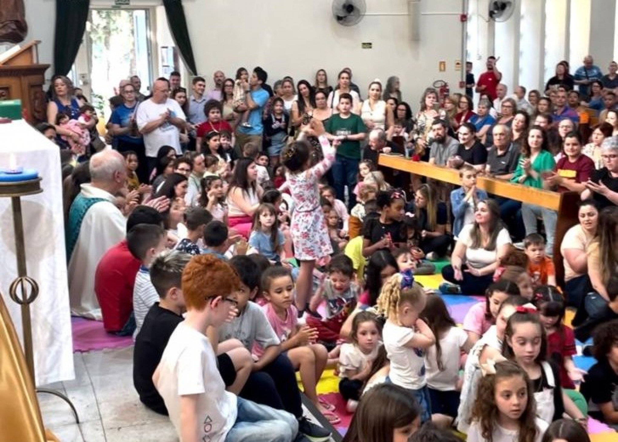 Primeira edição da Missa com Crianças lota a igreja de Padre Reus