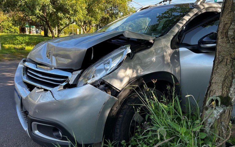 Colisão entre dois carros é registrada em avenida de Novo Hamburgo | abc+