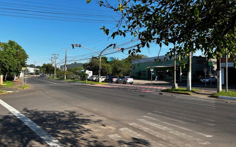 Colisão entre dois carros é registrada em avenida de Novo Hamburgo | abc+