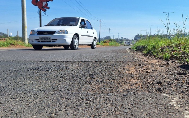 Buraco na rua lateral da BR-116, em Novo Hamburgo | abc+