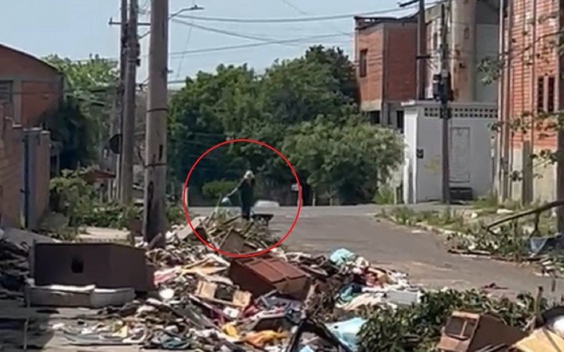 Morador levou lixo em carrinho de mão e descartou sacolas na Rua Juarez | abc+