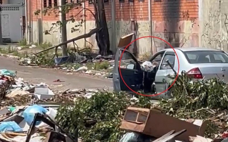 Momento em que motorista é flagrado jogando sacos de lixo na Rua Juarez, no Canudos