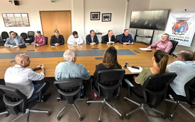 Encontro na manhã desta segunda-feira (14), na Prefeitura, reuniu as equipes que trabalharão no processo nas próximas semanas  