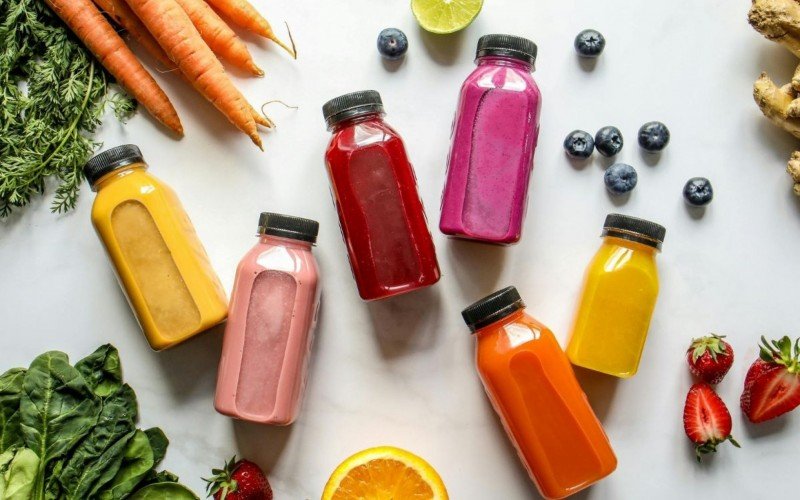 Vitaminas, sucos e smoothies coloridos | abc+