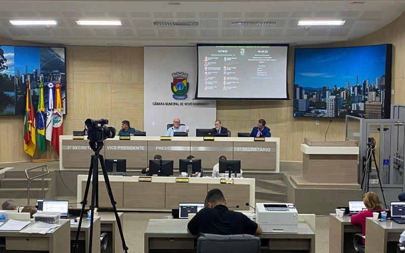 Sessão plenária volta a debater o projeto às 14h desta quarta-feira (16). | abc+