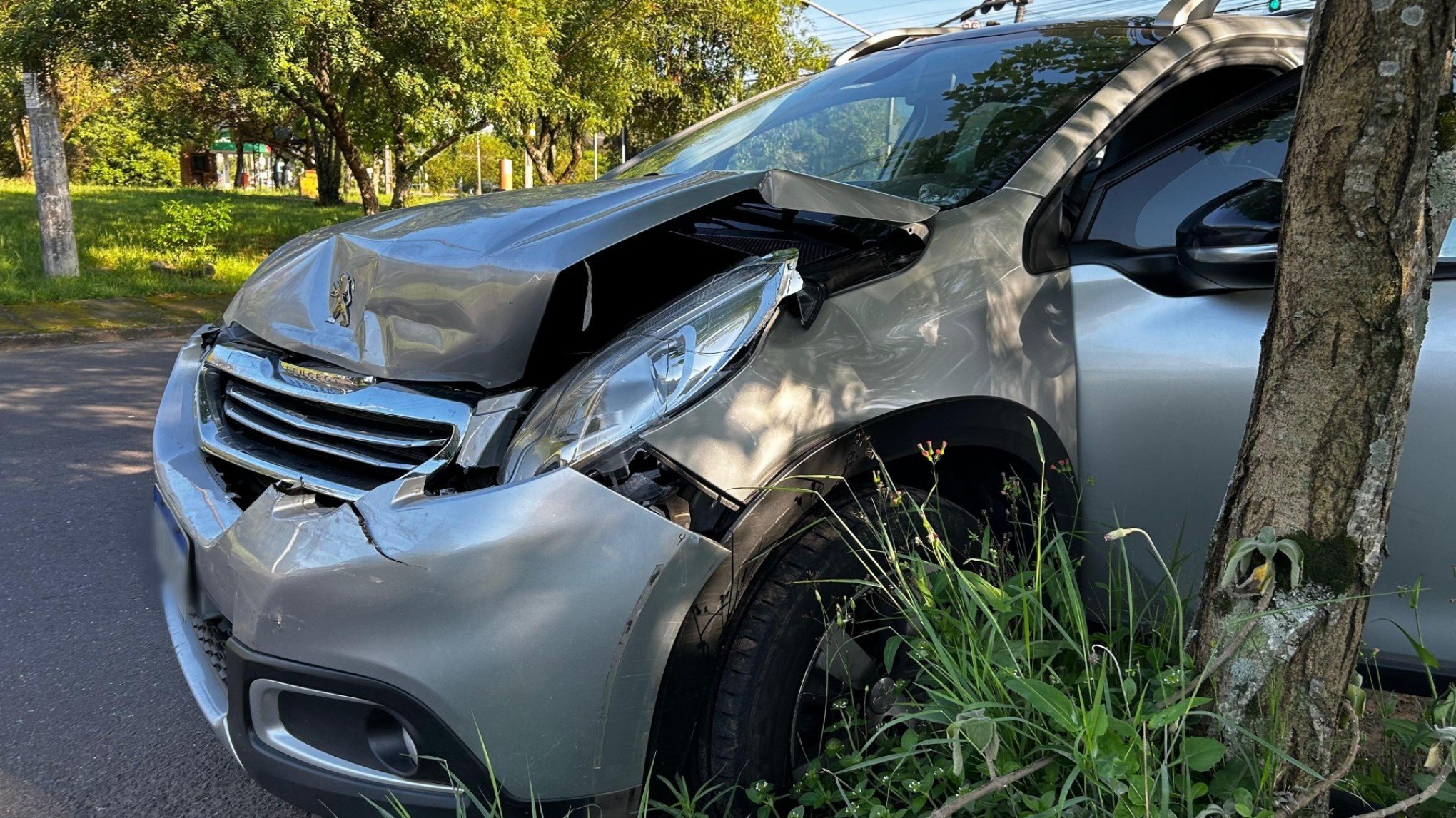 Colisão entre dois carros é registrada em avenida de Novo Hamburgo