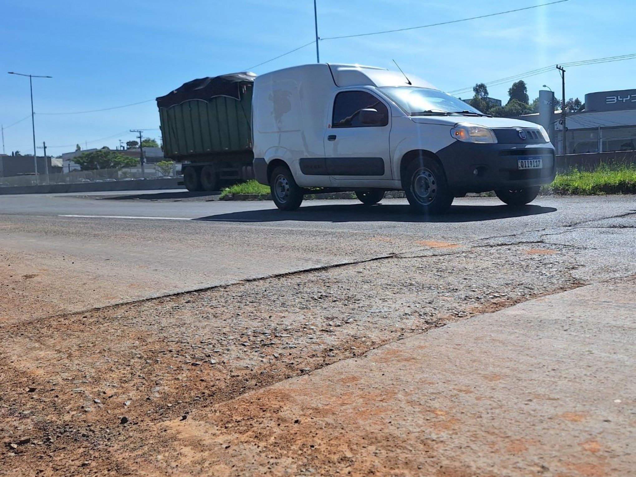 BR-116: Deformação no asfalto forma quebra-molas invertido e traz riscos a motoristas