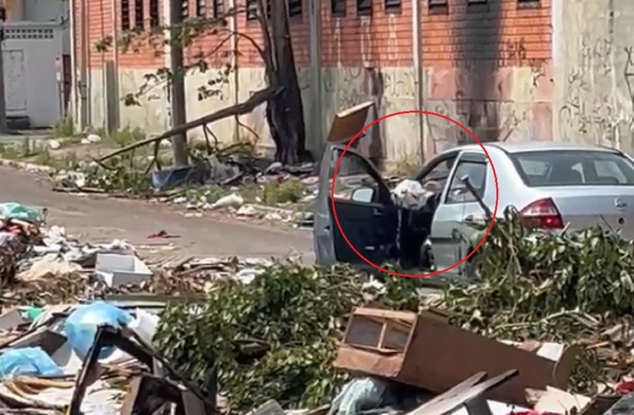 VÍDEO: Em 30 minutos, três moradores são flagrados descartando lixo na rua em bairro de Novo Hamburgo