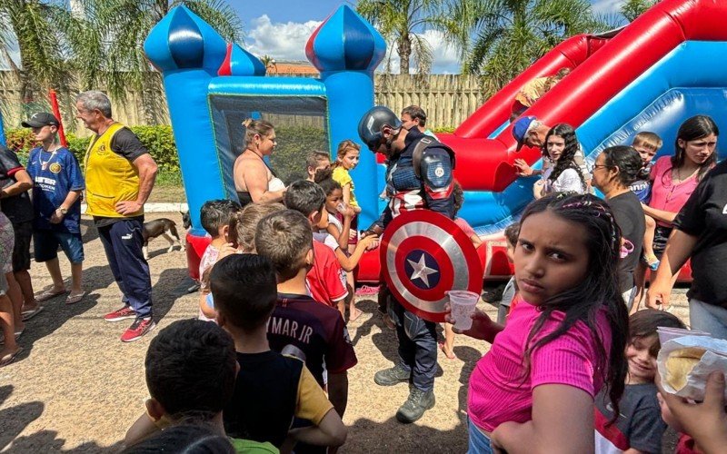 Brinquedos infláveis foram locados para proporcionar uma tarde de diversão a crianças da Vila Marrocos, bairro Santo Afonso | abc+