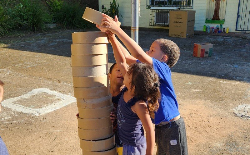 As crianças percebem os desafios e tentam fazer a atividade, com êxito em muitas delas  | abc+