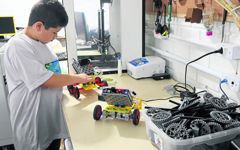 Com o conceito de sala maker, os alunos colocam a mão na massa e são desafiados a dar vida aos protótipos. Inclusive, algumas peças são desenvolvidas por eles e impressas na impressora 3D que foi doada à escola | abc+