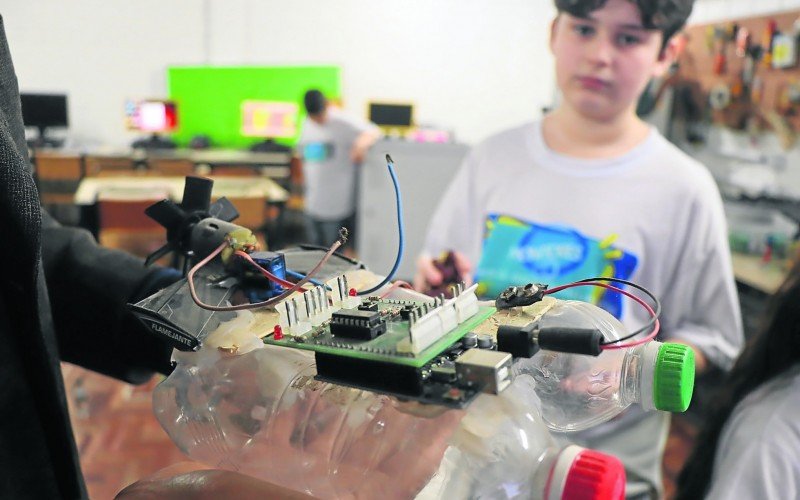 Com o conceito de sala maker, os alunos colocam a mão na massa e são desafiados a dar vida aos protótipos. Inclusive, algumas peças são desenvolvidas por eles e impressas na impressora 3D que foi doada à escola | abc+