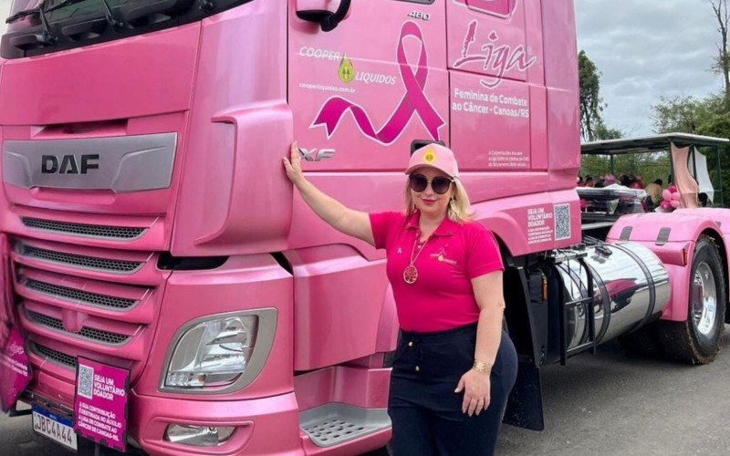 A presidente-diretora da Cooperliquidos, Etiane Clavijo, participa com o Caminhão Rosa desde o ano passado