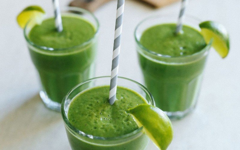 Smoothie verde tropical é feito com alimentos naturais cheios de vitaminas | abc+