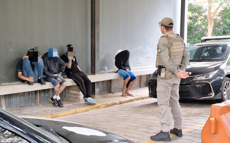 Suspeitos foram abordados quando estavam a caminho de uma execução no bairro Operário, em Novo Hamburgo | abc+