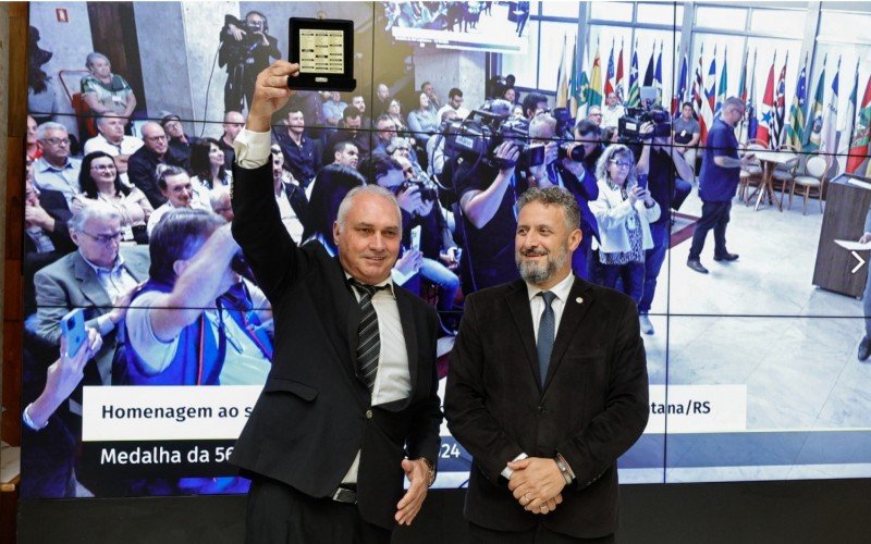 Deputado Issur Koch entrega Medalha da 56ª Legislatura ao prefeito de Capela de Santana