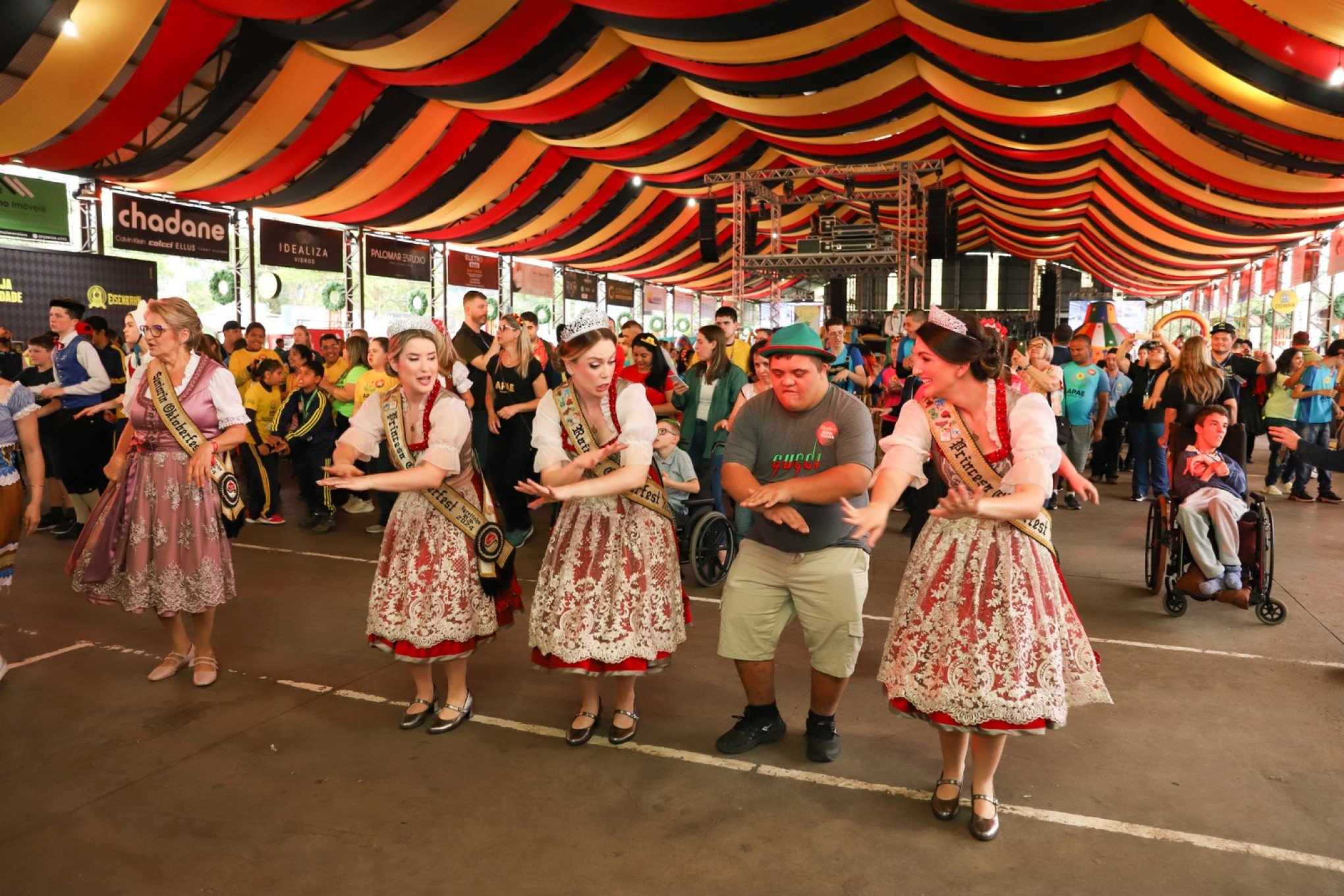 Inclusão e diversão marcam Besonderertag na Oktoberfest de Igrejinha