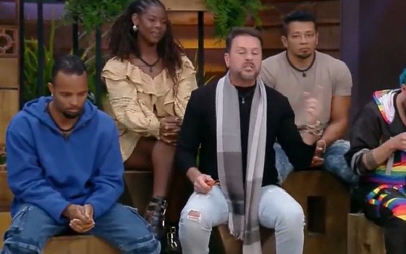 Suelen foi votada por Albert, que a acusou de ter falado coisas com "conteúdo de sexo explícito" em A Fazenda 16 | abc+