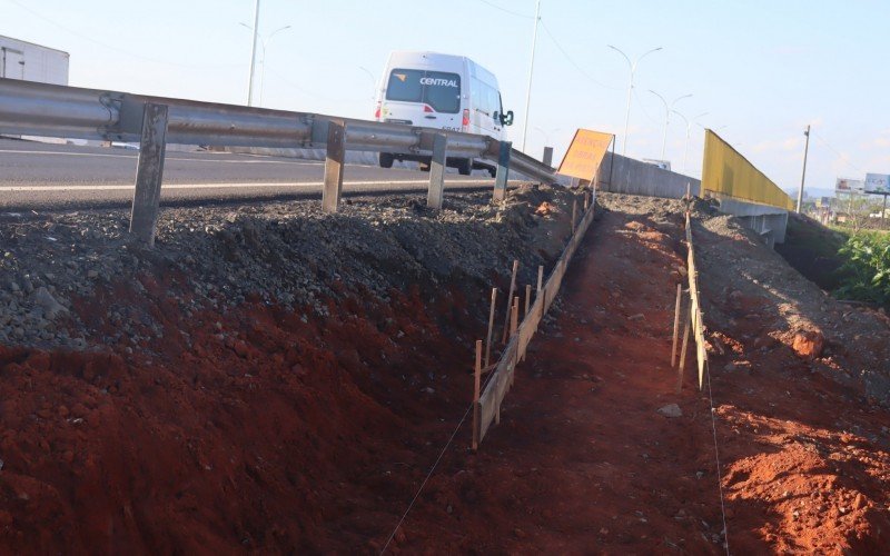 Acesso para pedestres junto das novas pontes na BR-116