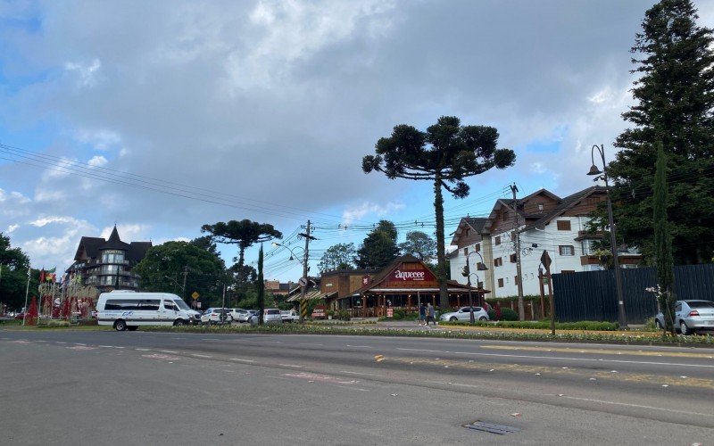 Sol e nuvens no céu de Gramado