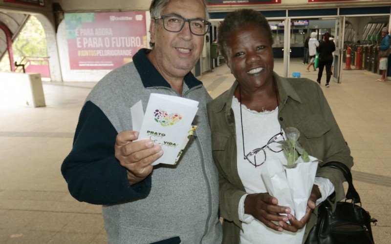 O casal Iolanda e Sérgio de Castro, ambos de 63 anos, vieram cedo para pegar mudas de alface e couve-verde 