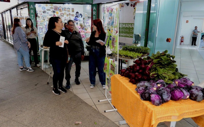 Ação distribui mudas de hortaliças e pães e explica para a população a importância de uma alimentação saudável