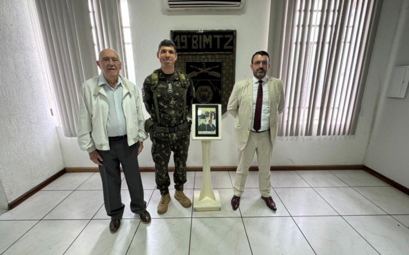 Márcio Rodrigo Pereira, com o coronel Brasil e o fundador do Grupo Sinos, Mario Gusmão (E)